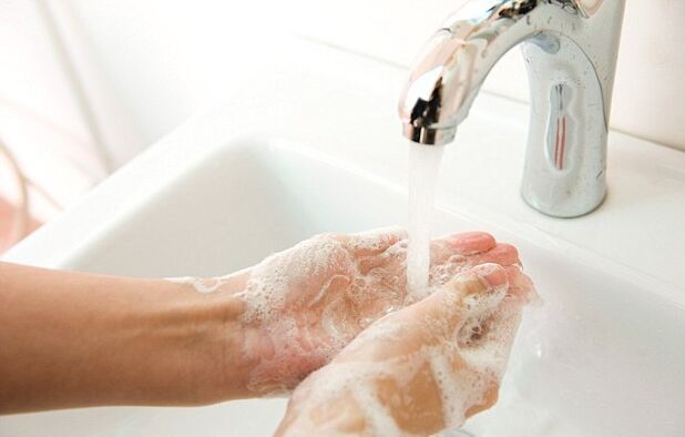 Washing hands to prevent infection with worms