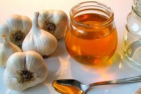 Garlic and honey to remove parasites from the body